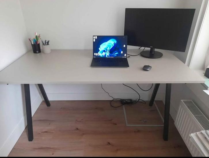 IKEA Linnmon / Adils Bureau - Wit met Zwarte Poten, Huis en Inrichting, Bureaus, Gebruikt, Ophalen of Verzenden