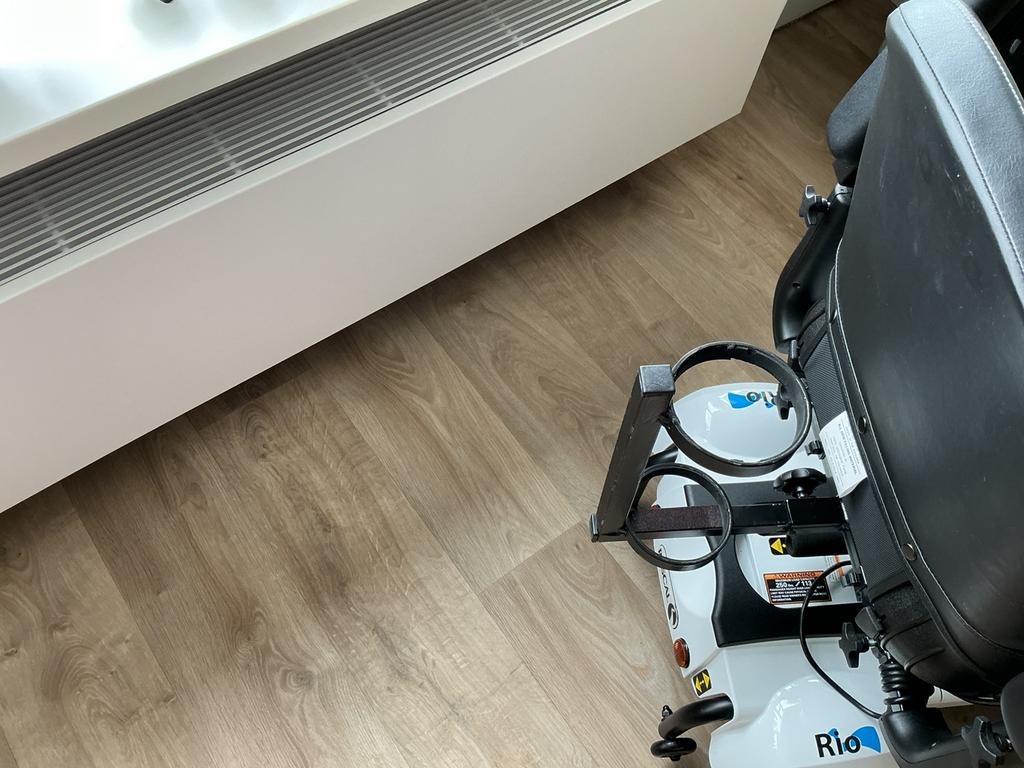 Steun, twee liter zuurstof cilinder voor bevestigen rolstoel, Ophalen, Zo goed als nieuw, Elektrische rolstoel