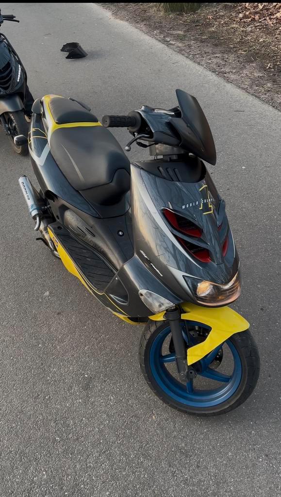 Aprilla sr50 world champion tekoop/teruil!, Fietsen en Brommers, Scooters | Aprilia, Zo goed als nieuw, SR 50, Benzine, Ophalen