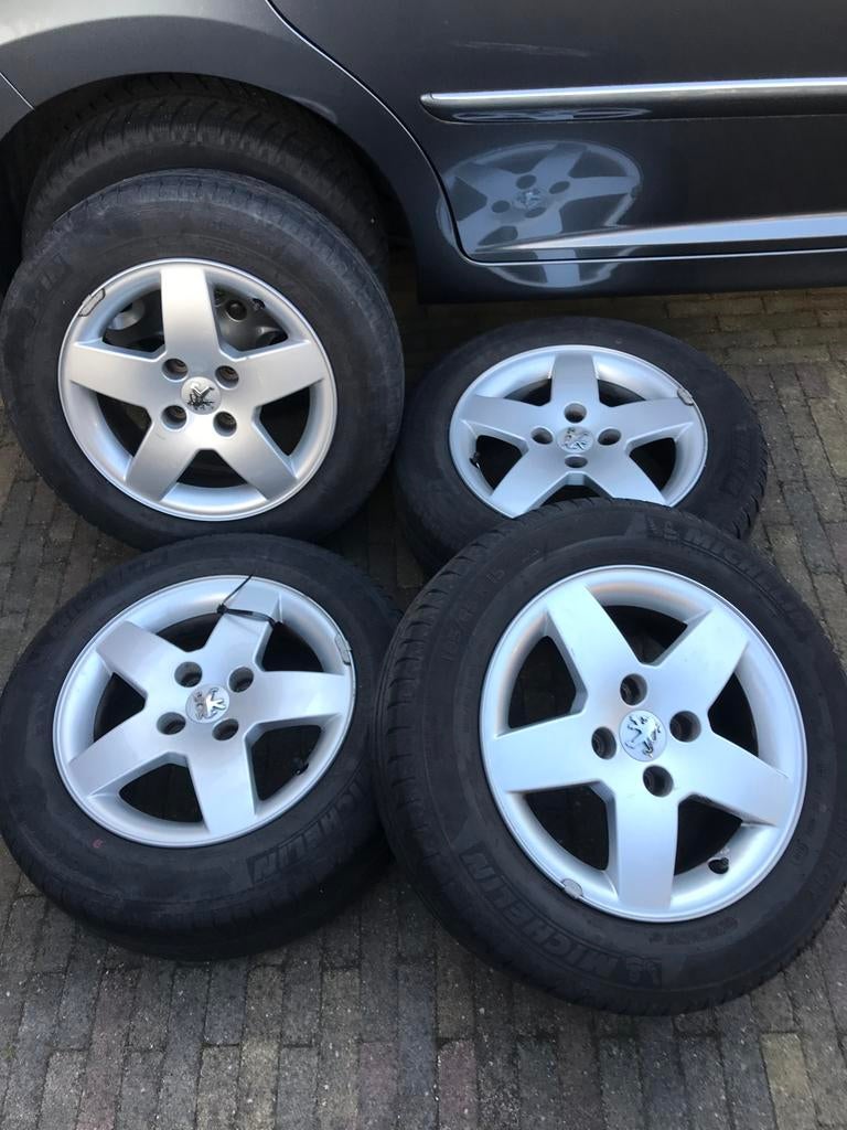 Peugeot 207 4 Velgen en 4 zomerbanden in goede staat, Ophalen, Gebruikt, 15 inch, Banden en Velgen