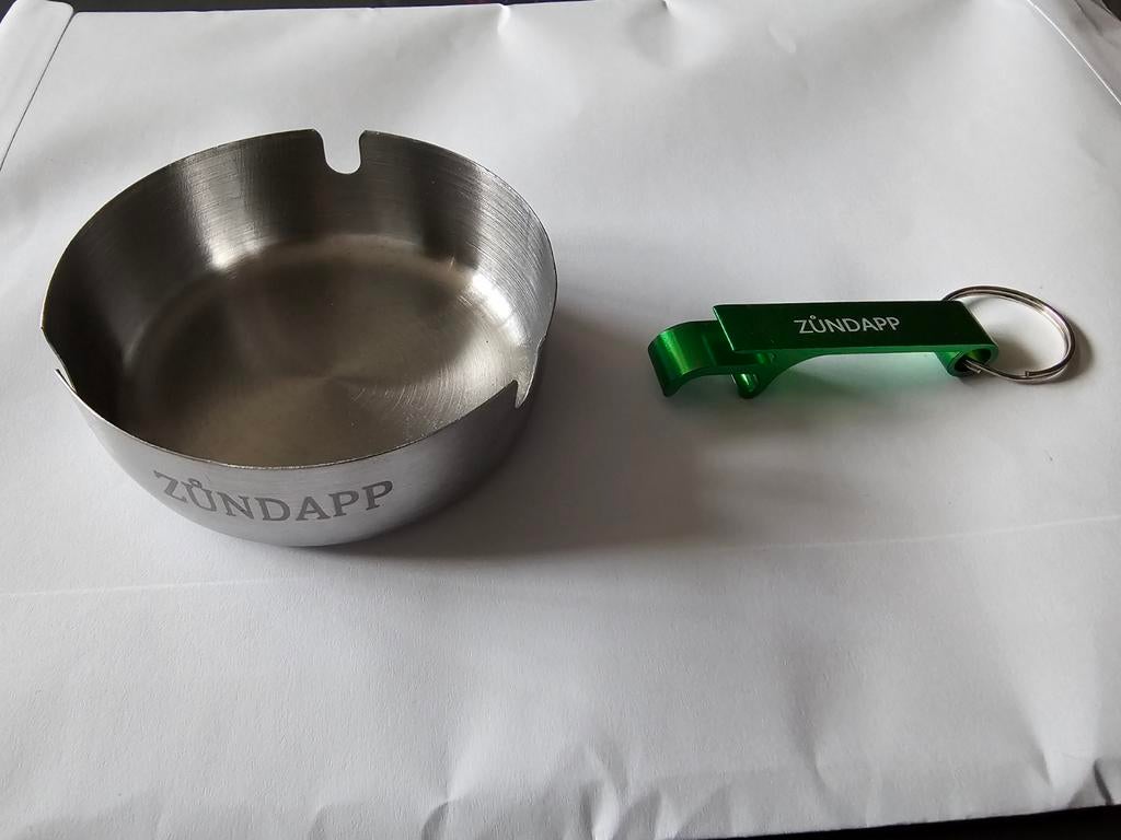 ZŮNDAPP ASBAK EN SLEUTRLHANGER WEGENS EINDE HOBBY., Verzamelen, Overige Verzamelen, Zo goed als nieuw, Ophalen of Verzenden