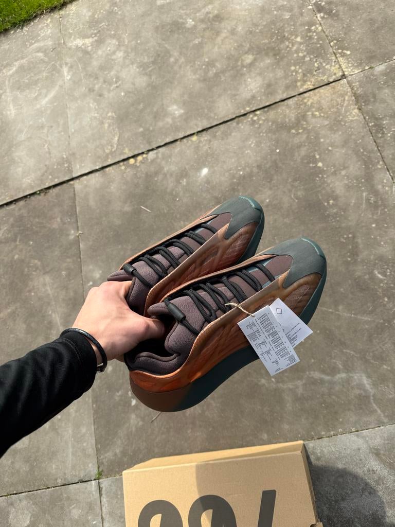 Nieuw in doos Yeezy 700v3 copperfade maat 43 1/3, Kleding | Heren, Schoenen, Ophalen of Verzenden, Nieuw, Bruin, Sneakers of Gympen