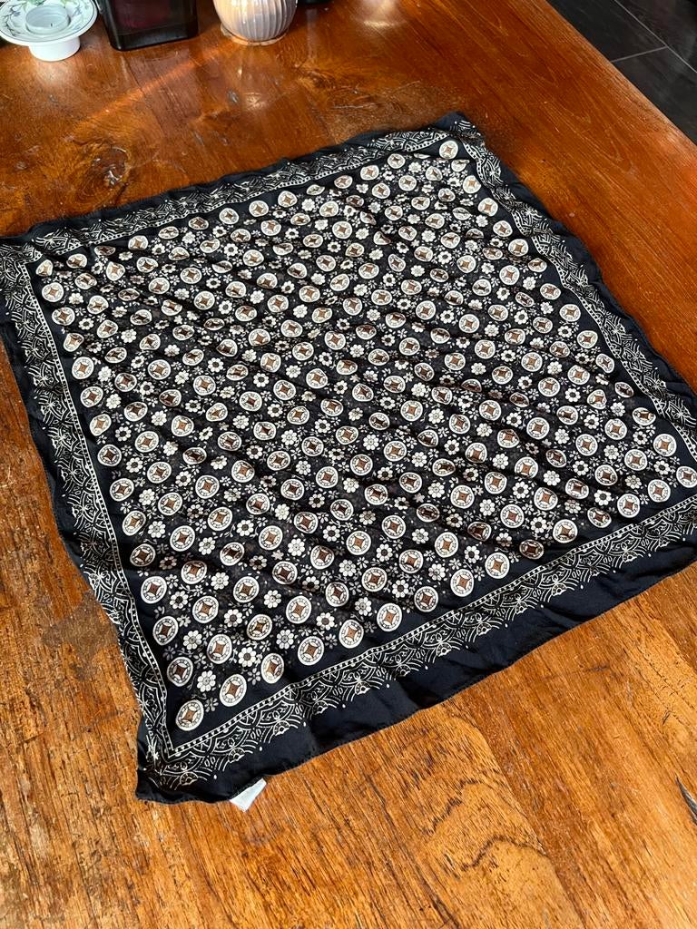 Kleine zijden halssjaal met patroon, Kleding | Dames, Mutsen, Sjaals en Handschoenen, Ophalen of Verzenden, Gedragen, Maat 34 (XS) of kleiner