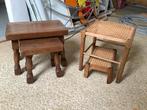 4 bijzettafeltje; 2 donker eiken, 2 riet gevlochten., Huis en Inrichting, Tafels | Bijzettafels, Ophalen, Minder dan 45 cm, Minder dan 55 cm