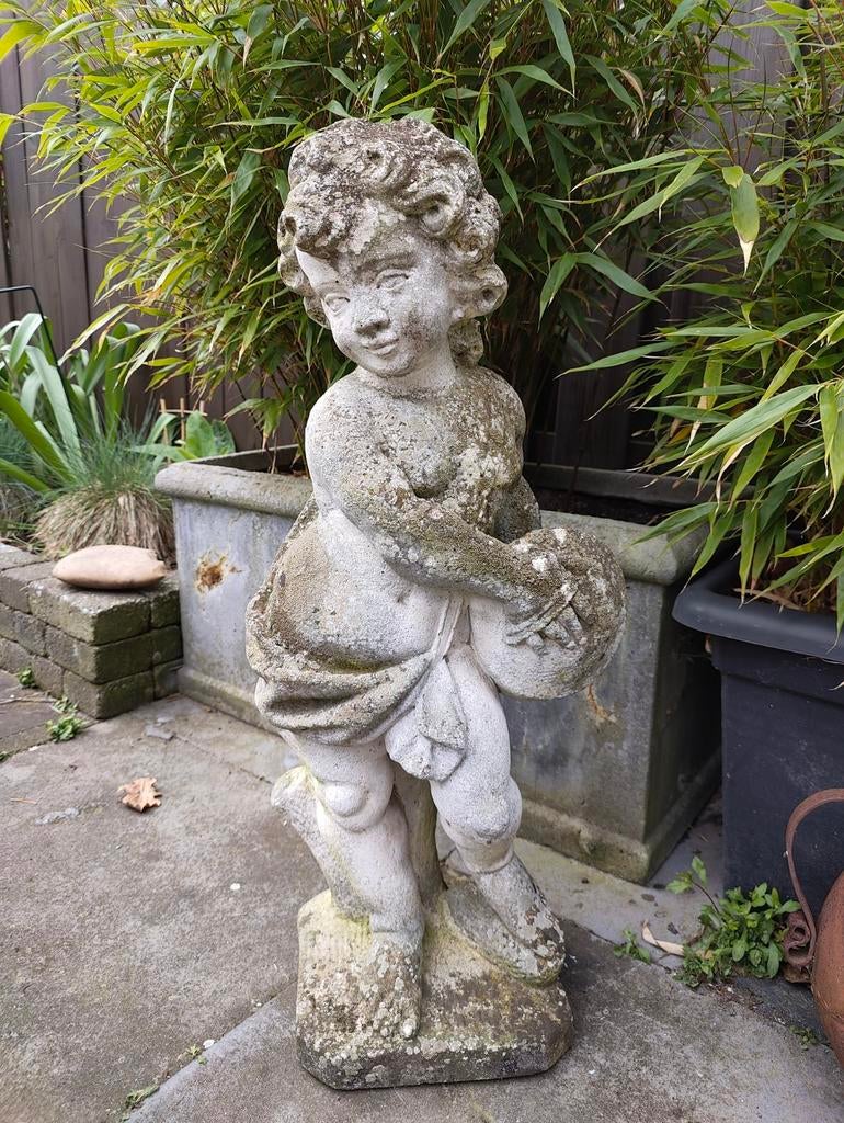 Mooi brocante betonnen tuinbeeld jongetje met instrument, Tuin en Terras, Tuinbeelden, Ophalen, Gebruikt, Beton, Mensenbeeld