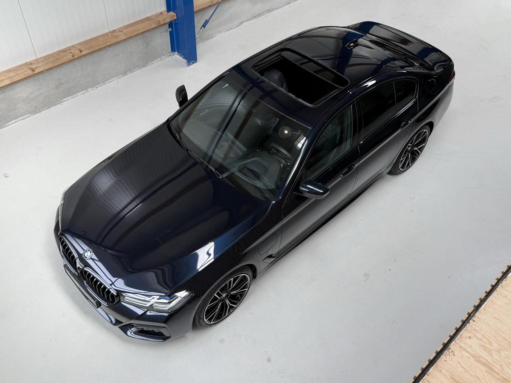 BMW 5-serie 545e xDrive High Executive G30 LCi M Sport 394 P, Gebruikt, 394 pk, 2000 kg, Zwart