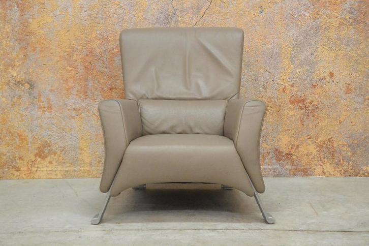 ZGANieuw! taupekleurige leren Rolf Benz 322 design fauteuil!, Huis en Inrichting, Fauteuils, Zo goed als nieuw, Leer, Metaal, 50 tot 75 cm