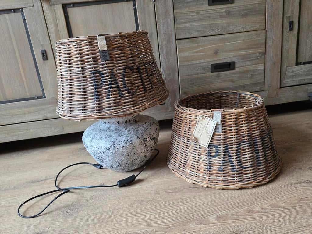 Betonlook lamp met twee Riviera Maison kappen, Huis en Inrichting, Lampen | Tafellampen, Ophalen