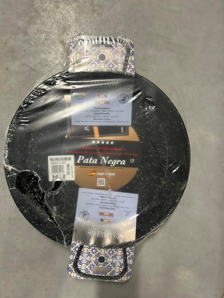 Nieuw - paella pan zwart 34 cm, Huis en Inrichting, Keuken | Potten en Pannen, Ophalen of Verzenden, Zo goed als nieuw, Gietijzer