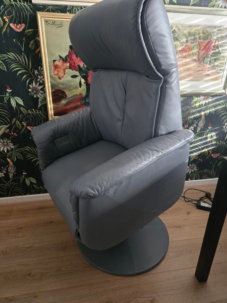 Als nieuw, grijze volleder sta op en relax fauteuil Verwarmd, Ophalen, Zo goed als nieuw