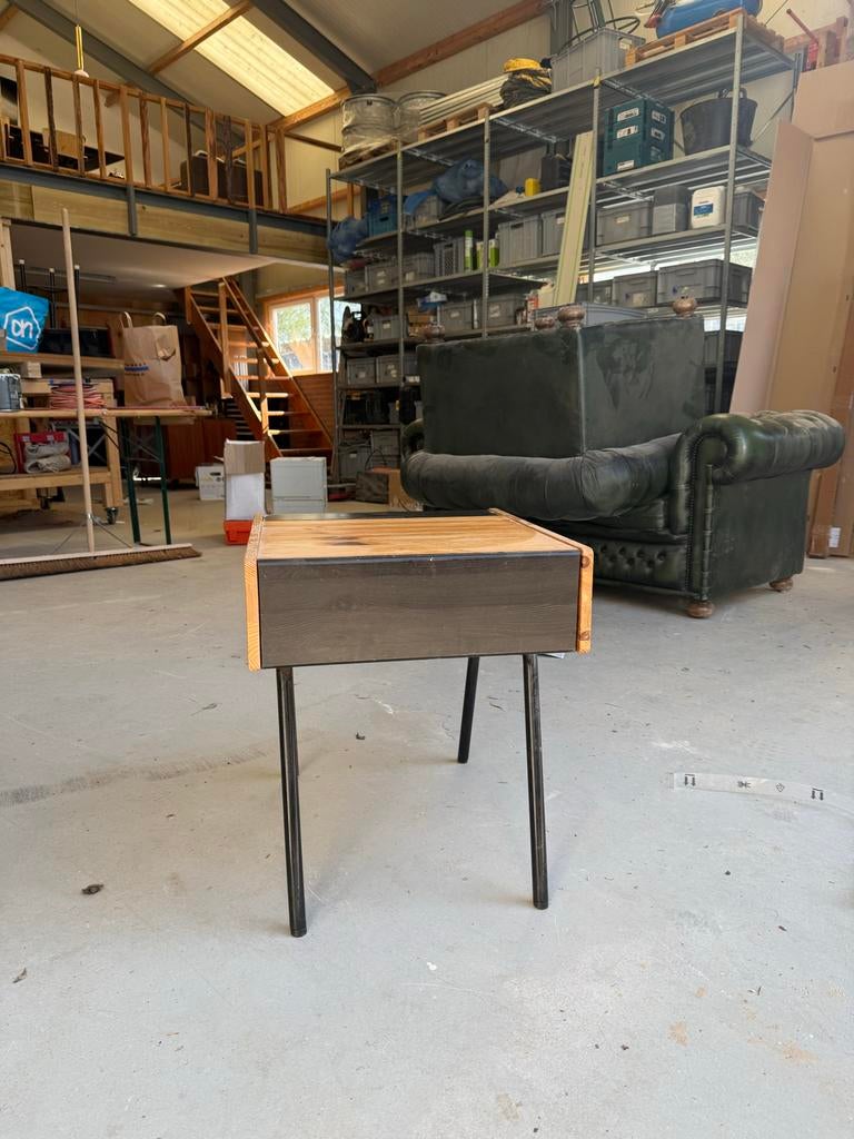 Vintage (nacht)kastje - Hout met metalen poten, Ophalen, Gebruikt, Minder dan 45 cm, Minder dan 55 cm