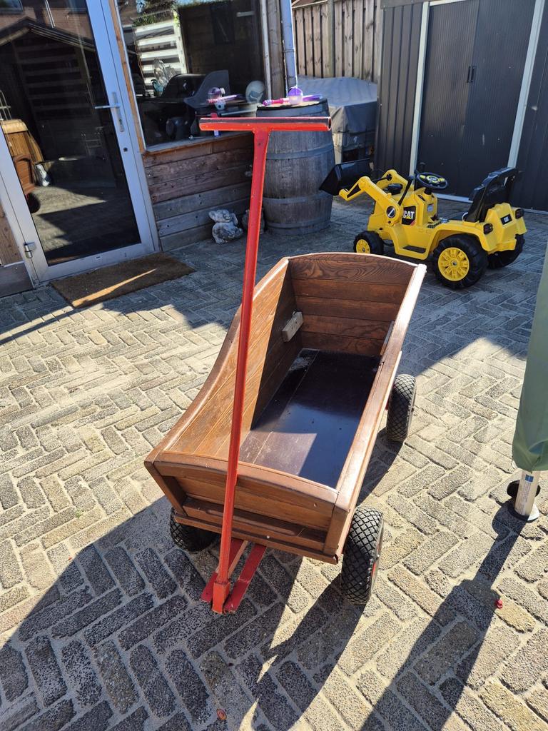 Houten bolderkar met rode trekstang, Ophalen, Gebruikt