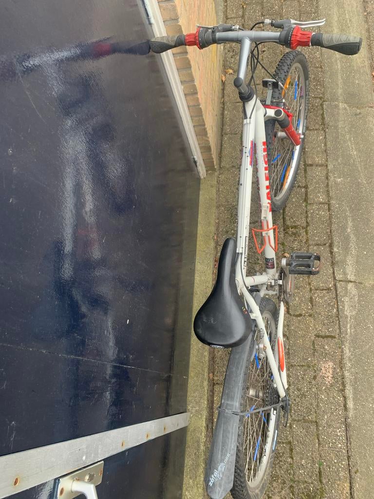 Raleigh Mountainbike - Wit met rode accenten, Fietsen en Brommers, Fietsen | Mountainbikes en ATB, Gebruikt, Heren, Overige merken