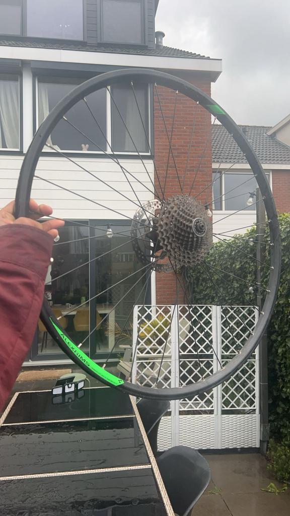 Moutainbike wiel, Fietsen en Brommers, Fietsaccessoires | Fietsverlichting, Ophalen of Verzenden, Zo goed als nieuw, Batterij