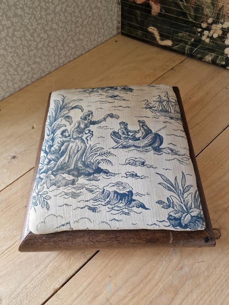 Antiek voetenbankje toile de jouy, Antiek en Kunst, Curiosa en Brocante, Ophalen of Verzenden