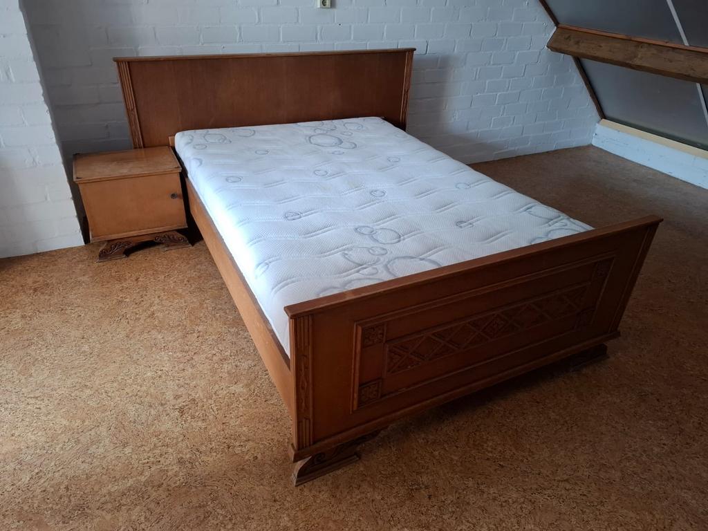 Antiek bed met nachtkastje en kaat te koop., Ophalen
