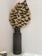Vaas met panterprint bladeren - Unieke decoratie, Huis en Inrichting, Woonaccessoires | Vazen, Overige materialen, 50 tot 75 cm