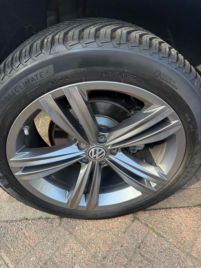 Originele Sebring velgen met Michelin 4-seizoensbanden 19 in, Auto-onderdelen, Banden en Velgen, Gebruikt, Banden en Velgen, 235 mm