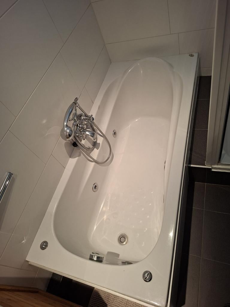 Whirlpool bad met zwaar onderstel, Huis en Inrichting, Badkamer | Complete badkamers, Ophalen of Verzenden