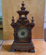 Antieke houten tafelklok met sierlijke details, Ophalen