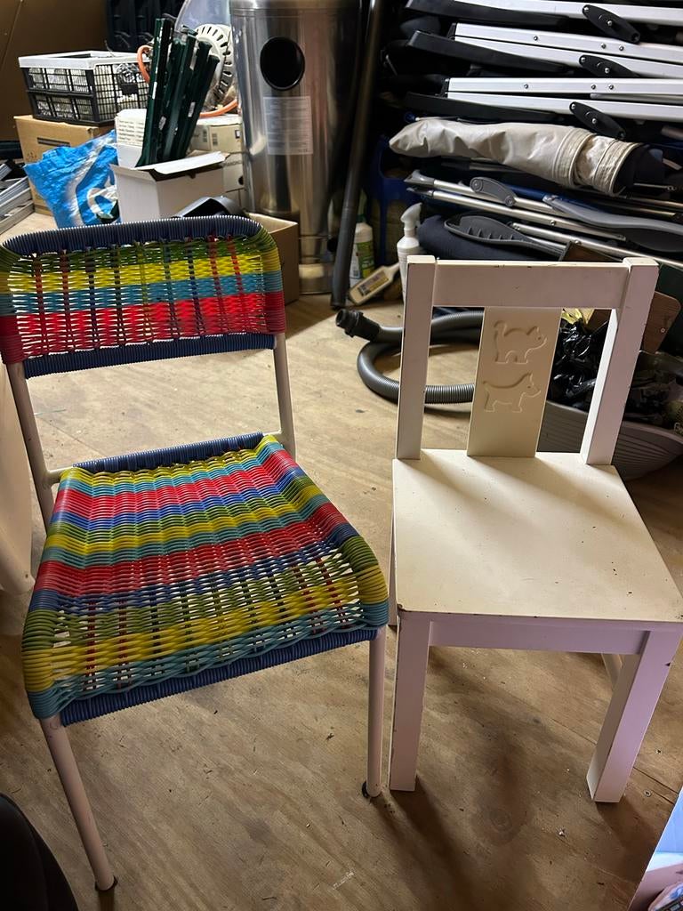 Twee kinderstoelen: kleurrijk en wit met dieren, Kinderen en Baby's, Kinderkamer | Tafels en Stoelen, Ophalen, Gebruikt, Stoel(en)
