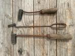 Oude brandijzers met houten handvatten, Ophalen of Verzenden