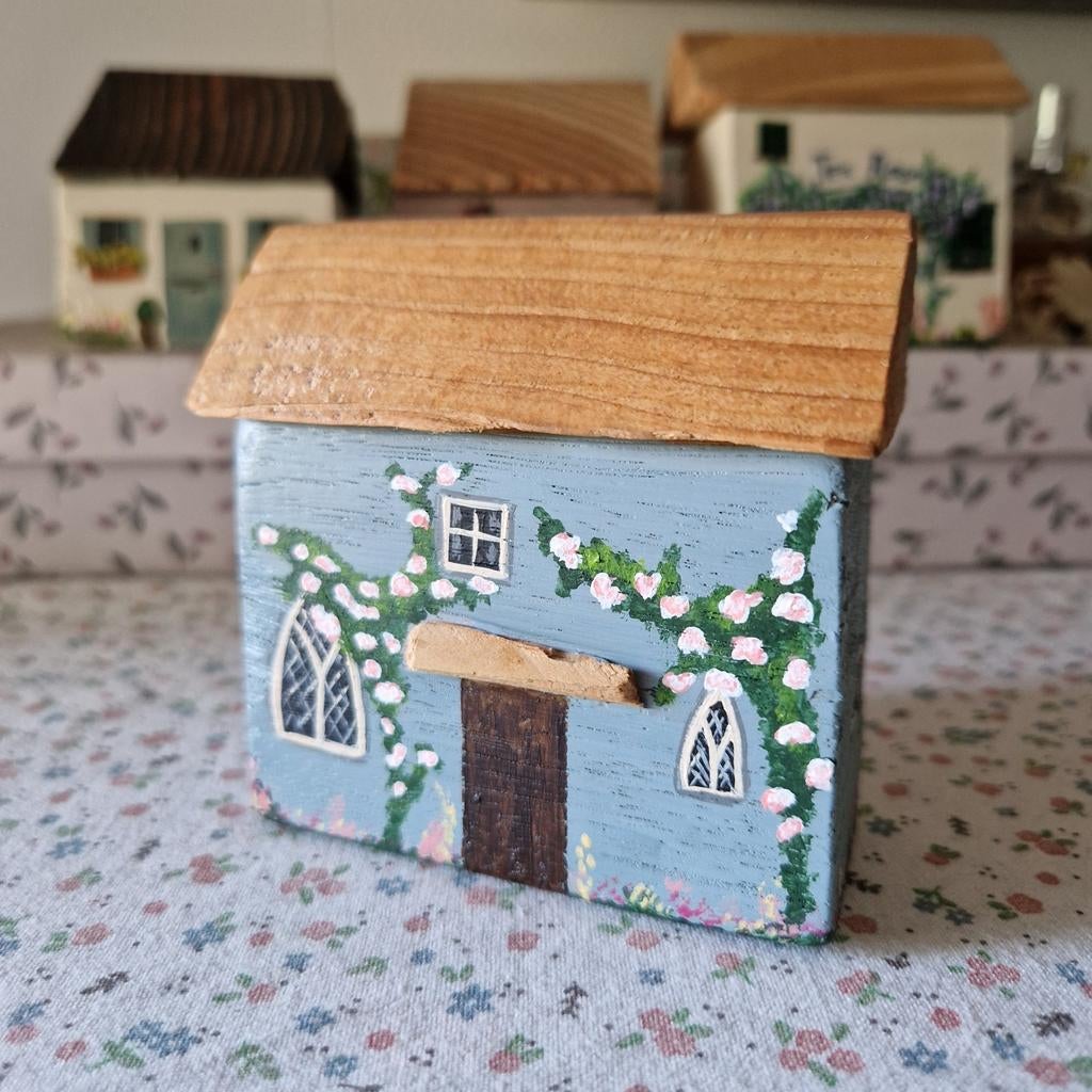 Handbeschilderd Houten Huisje van afvalhout - Uniek Decor, Hout, Meerkleurig, Nieuw, Ophalen of Verzenden