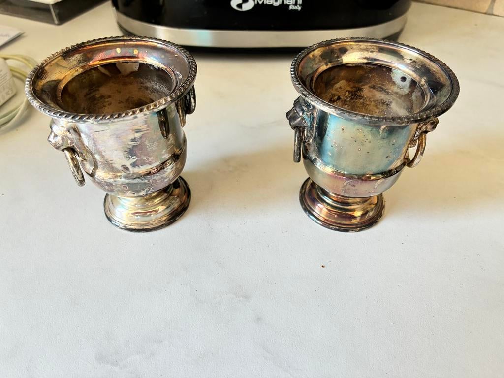Twee kleine verzilverde oorpotjes met leeuwenkoppen, Antiek en Kunst, Antiek | Goud en Zilver, Ophalen, Zilver