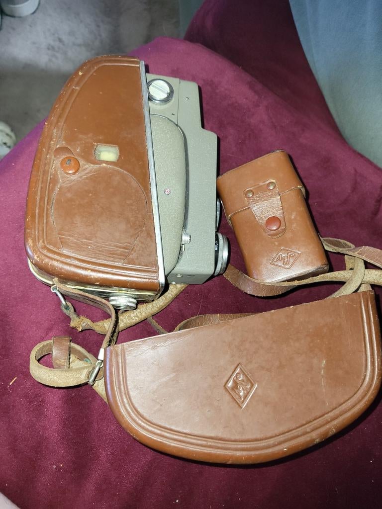Oude Agfa filmcamera met leren tasjes, Ophalen