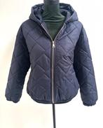 NIEUW! Via Zoya doorgestikte (tussen) jas blauw one size, Kleding | Dames, Maat 38/40 (M), Nieuw, Via Zoya, Verzenden