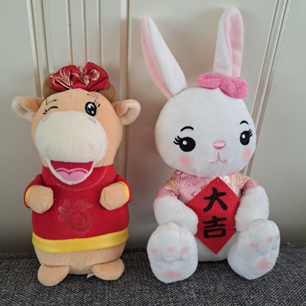 2 Chinese knuffels: konijn en os/koe, Gebruikt, Overige merken, Overige karakters, Konijn