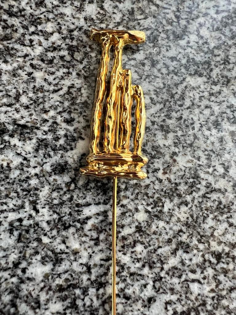 Gouden reversspeld in de vorm van een zuil, Ophalen of Verzenden, Gebruikt, 4 tot 7 cm, Goud