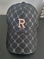 pet zwart/ zilverkleur met letter R, NIEUW, Ophalen of Verzenden, Nieuw, One size fits all, Pet