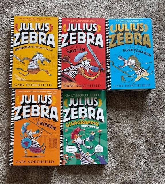 Boekenreeks Julius Zebra deel I tot en met IV en moppenboek, Ophalen, Fictie algemeen, Zo goed als nieuw, Gary Northfield