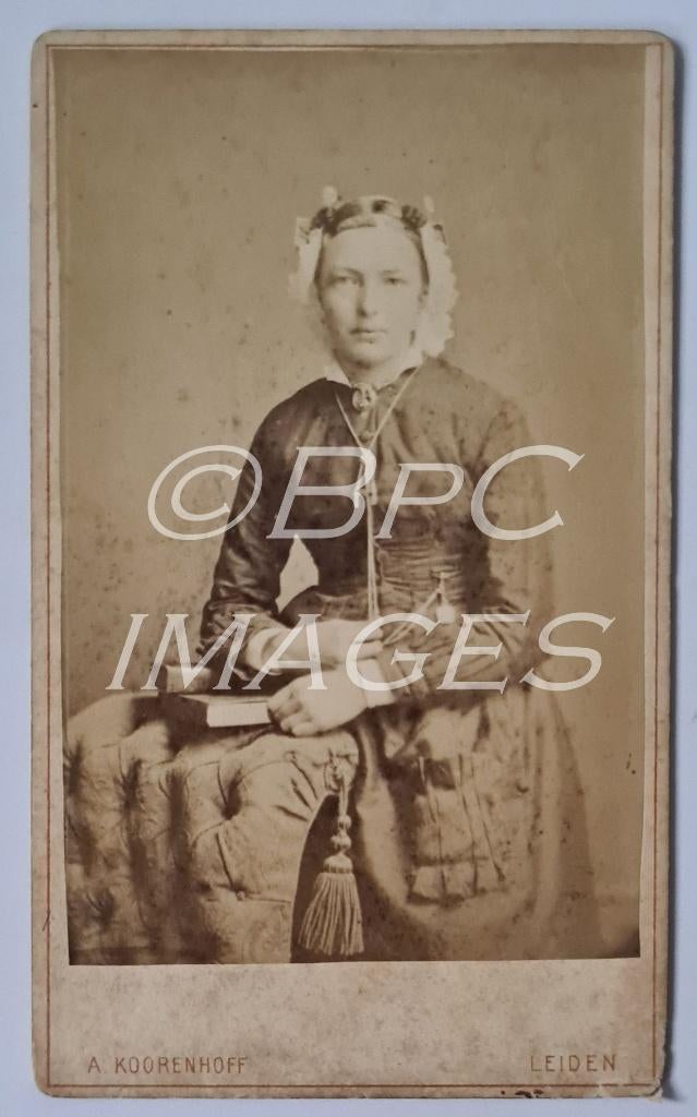 cdv vrouw wit kapje boek Leiden  1870's, Gebruikt, Verzenden, Foto, Voor 1940