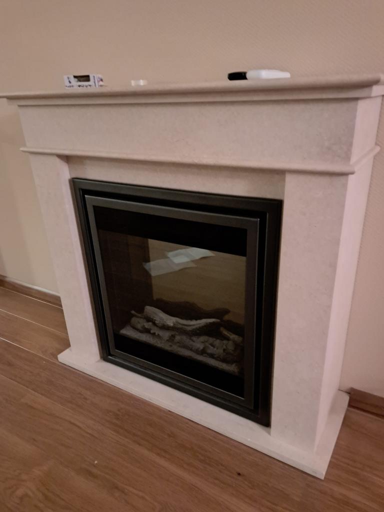 Marmeren schouw met elektrische inzethaard, Ophalen, Gebruikt, Inzethaard, Elektrische haard