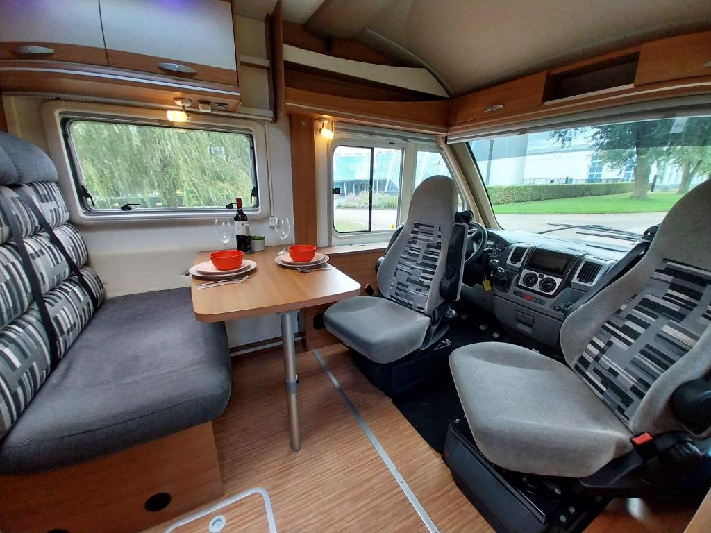 Stoere Knaus Sportliner 650 MG met veel ruimte en solair !!!, Caravans en Kamperen, Campers, Standaard zit, Ringverwarming, Fiat