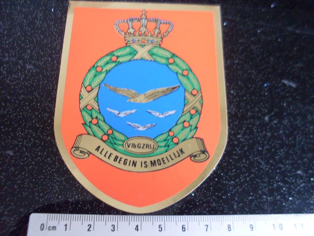 2x folie sticker vliegbasis gilze-rijen alle begin moeilijk, Verzamelen, Verzenden, Zo goed als nieuw, Bedrijf of Vereniging