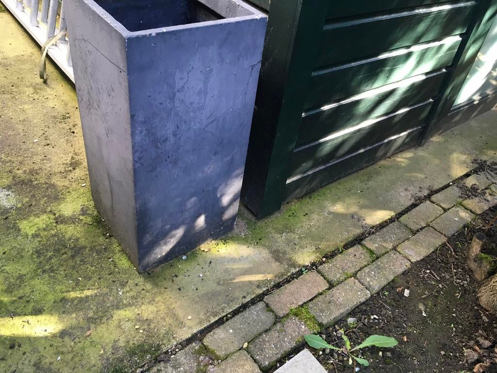 Te koop 2 grote betonnen buitenpotten., Tuin en Terras, Bloembakken en Plantenbakken, Ophalen, Gebruikt, Vierkant, Beton