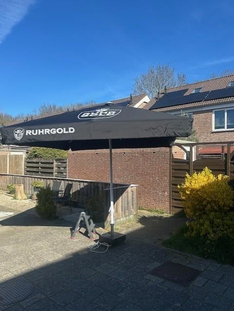 Schitterende In Nieuwstaat verkerende Horeca Parasol, Tuin en Terras, Ophalen, 2 tot 3 meter, Zo goed als nieuw, Waterdicht