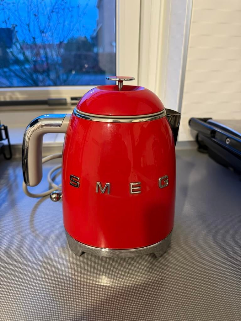 Smeg waterkoker rood KLF05, Witgoed en Apparatuur, Waterkokers, Minder dan 1 liter, Ophalen of Verzenden, Zo goed als nieuw, Draadloos