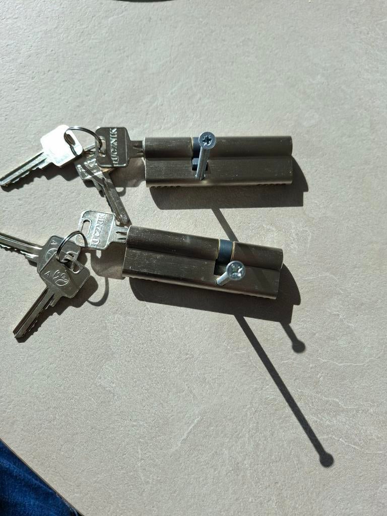 2 nieuwe  cilindersloten met ieder 3 sleutels, Ophalen of Verzenden, Zo goed als nieuw, Overige materialen, Slot