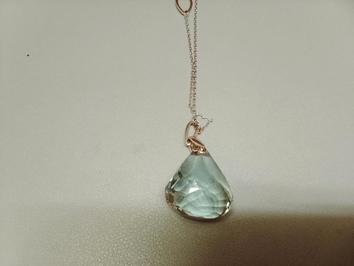 Swarovski lange ketting met lichtblauwe druppel kristal., Sieraden, Tassen en Uiterlijk, Kettingen, Zo goed als nieuw, Overige materialen