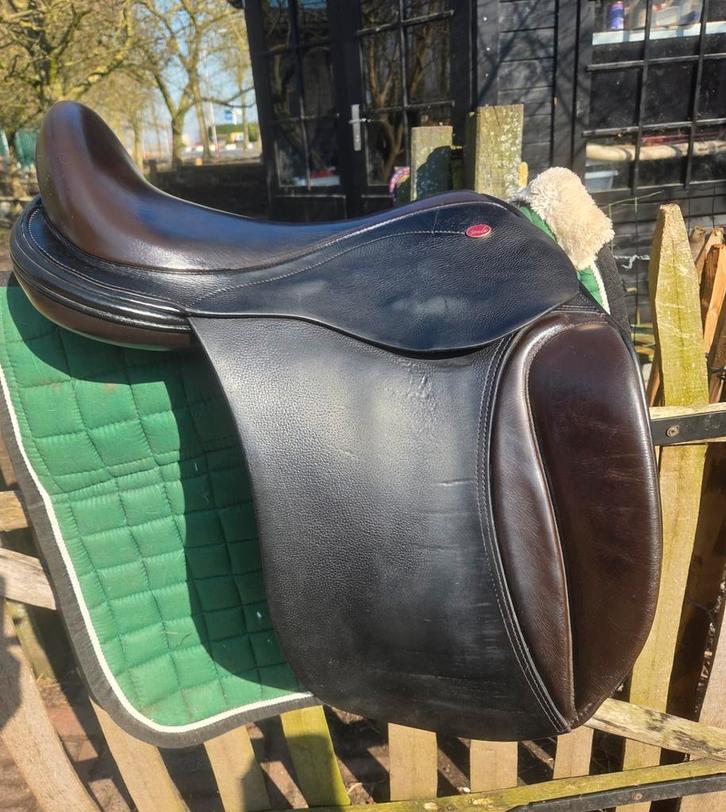 Dressuurzadel Strada type C1, 17.5" voor P.R.E., Dieren en Toebehoren, Paarden en Pony's | Zadels, Dressuur, Ophalen
