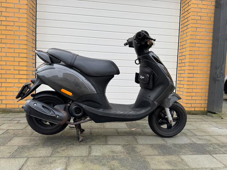 Zeer nette Piaggio Zip uit 2017, Fietsen en Brommers, Scooters | Piaggio, Zo goed als nieuw, Zip, Maximaal 45 km/u, Benzine, Ophalen