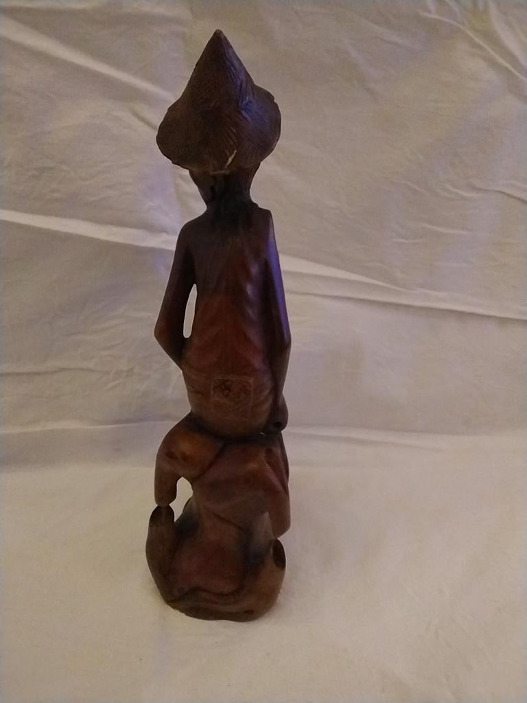 Houten beeldje van zittende man met hoed, Antiek en Kunst, Kunst | Beelden en Houtsnijwerken, Ophalen of Verzenden