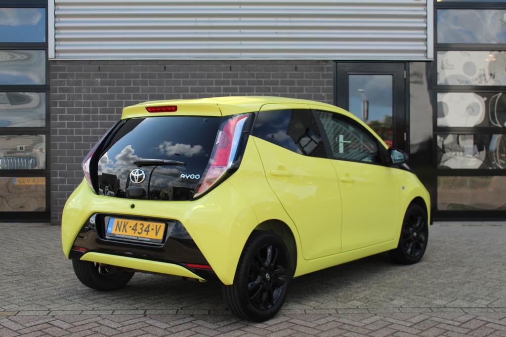Toyota Aygo 1.0 VVT-i X-Cite / Carplay / Camera / N.A.P., Voorwielaandrijving, Stof, Gebruikt, Overige kleuren