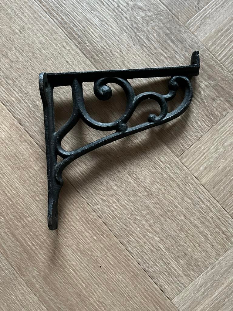 Decoratieve gietijzeren plantenhanger/plankdrager, Vintage, Zwart, Ophalen of Verzenden, Zo goed als nieuw