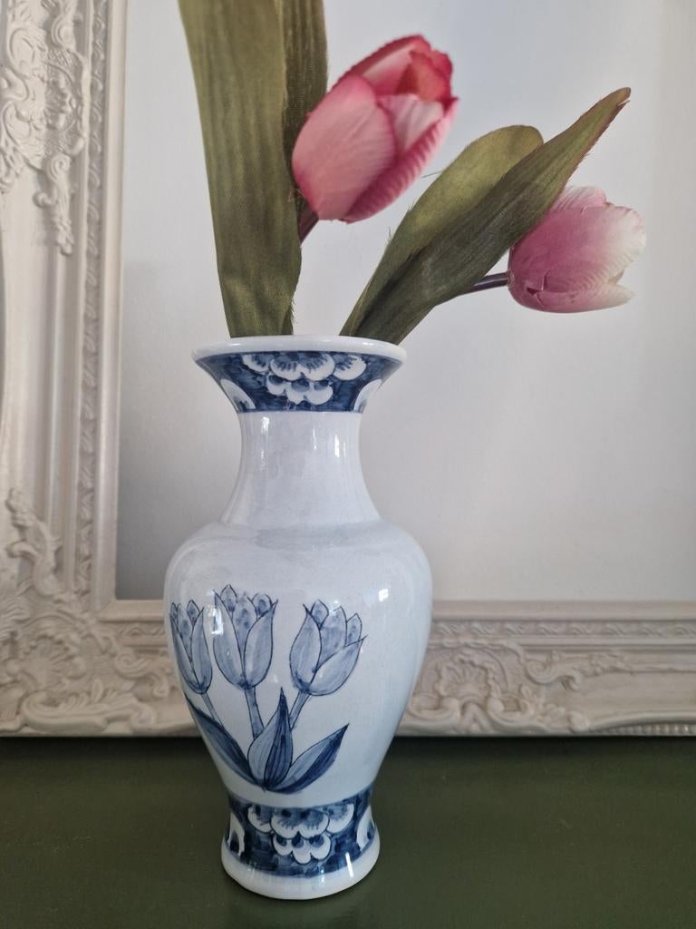 Mooie handpainted Holland vaas met blauwe tulpen afbeelding., Ophalen