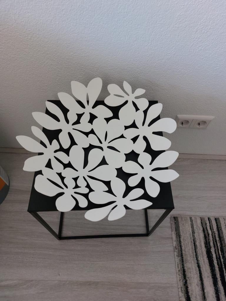 IKEA Fruitschaal Wit Metaal - Decoratieve Bloemen Vorm, Huis en Inrichting, Woonaccessoires | Schalen en Manden, Overige materialen